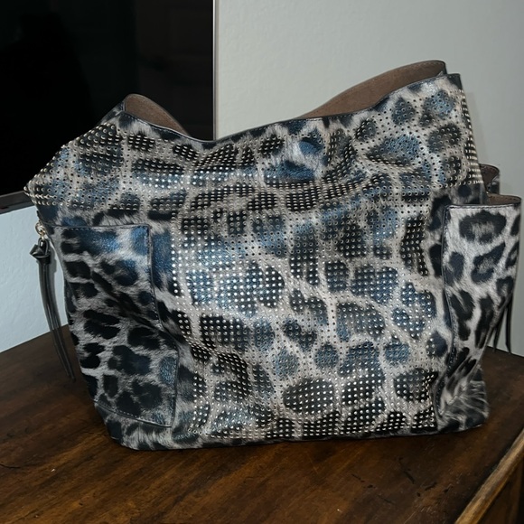 Cute blue Navy cheetah print bag with pockets and sturdy handle - Picture 1 of 4